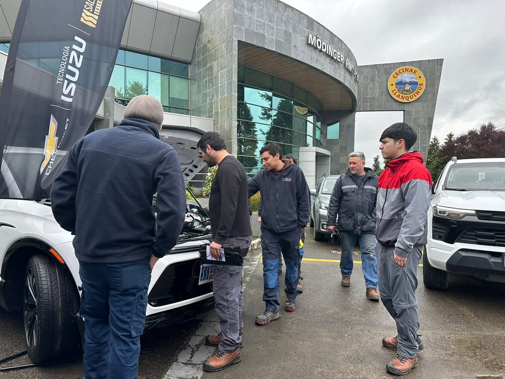 Colaboradores de Cecinas Llanquihue junto a sus familias en la jornada de exhibición automotriz de Chevrolet y Salfa Sur