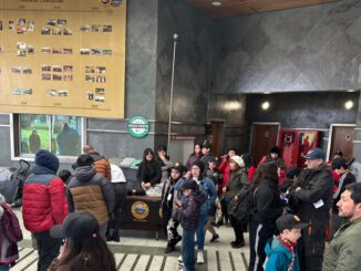 Colaboradores de Cecinas Llanquihue junto a sus familias en la jornada de exhibición automotriz de Chevrolet y Salfa Sur