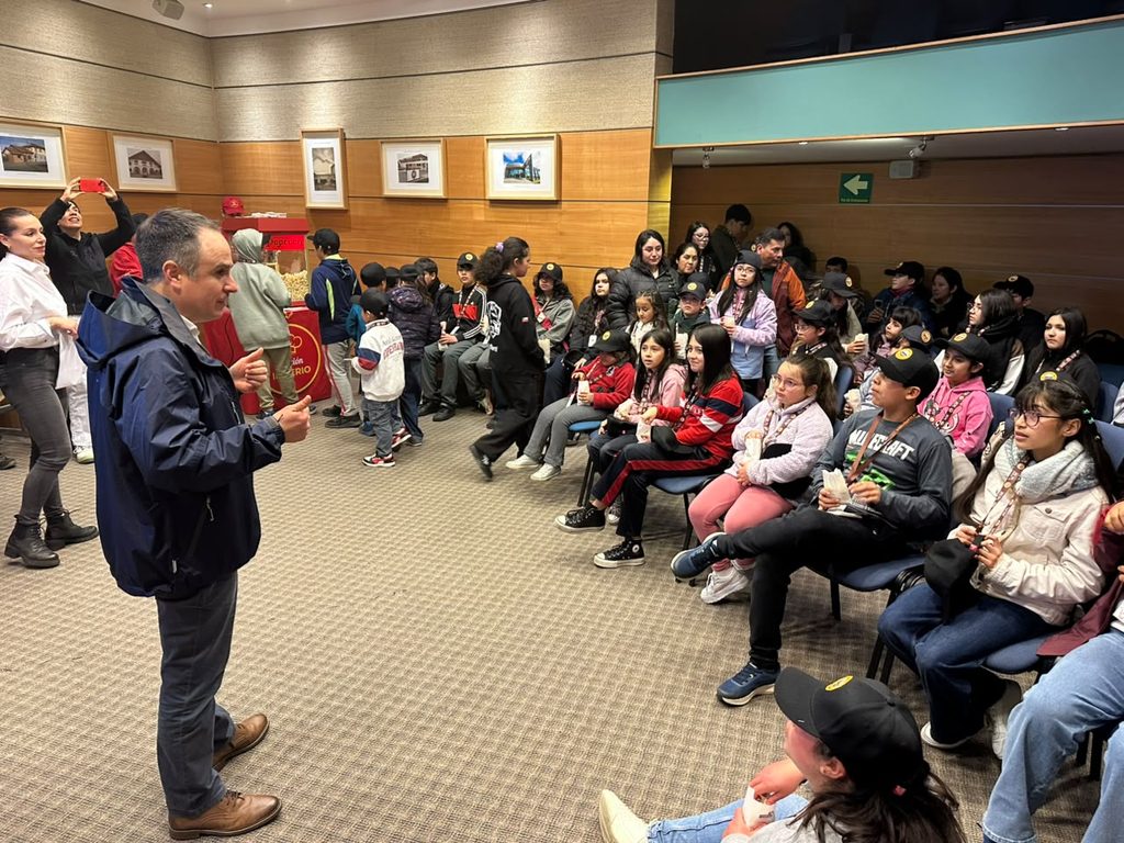 Colaboradores de Cecinas Llanquihue junto a sus familias en la jornada de exhibición automotriz de Chevrolet y Salfa Sur