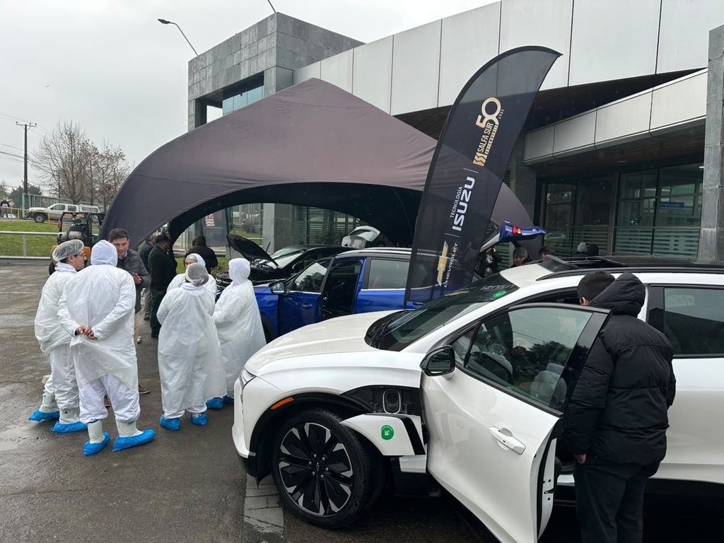 Colaboradores de Cecinas Llanquihue junto a sus familias en la jornada de exhibición automotriz de Chevrolet y Salfa Sur