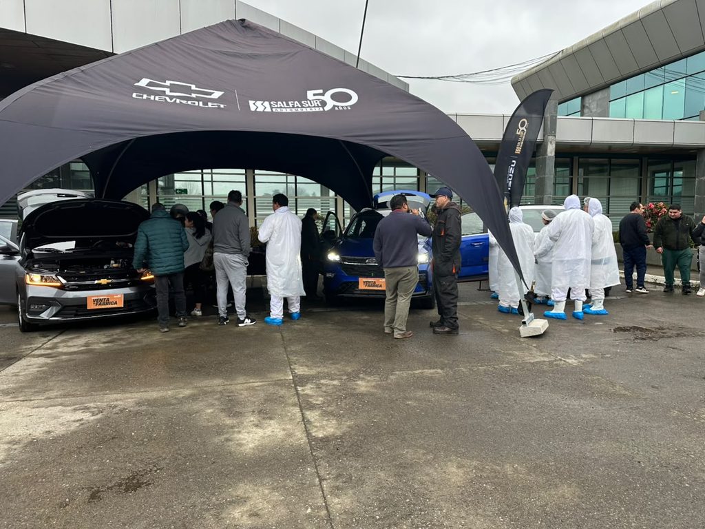 Colaboradores de Cecinas Llanquihue junto a sus familias en la jornada de exhibición automotriz de Chevrolet y Salfa Sur