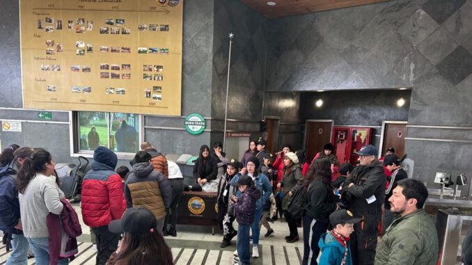 Colaboradores de Cecinas Llanquihue junto a sus familias en la jornada de exhibición automotriz de Chevrolet y Salfa Sur