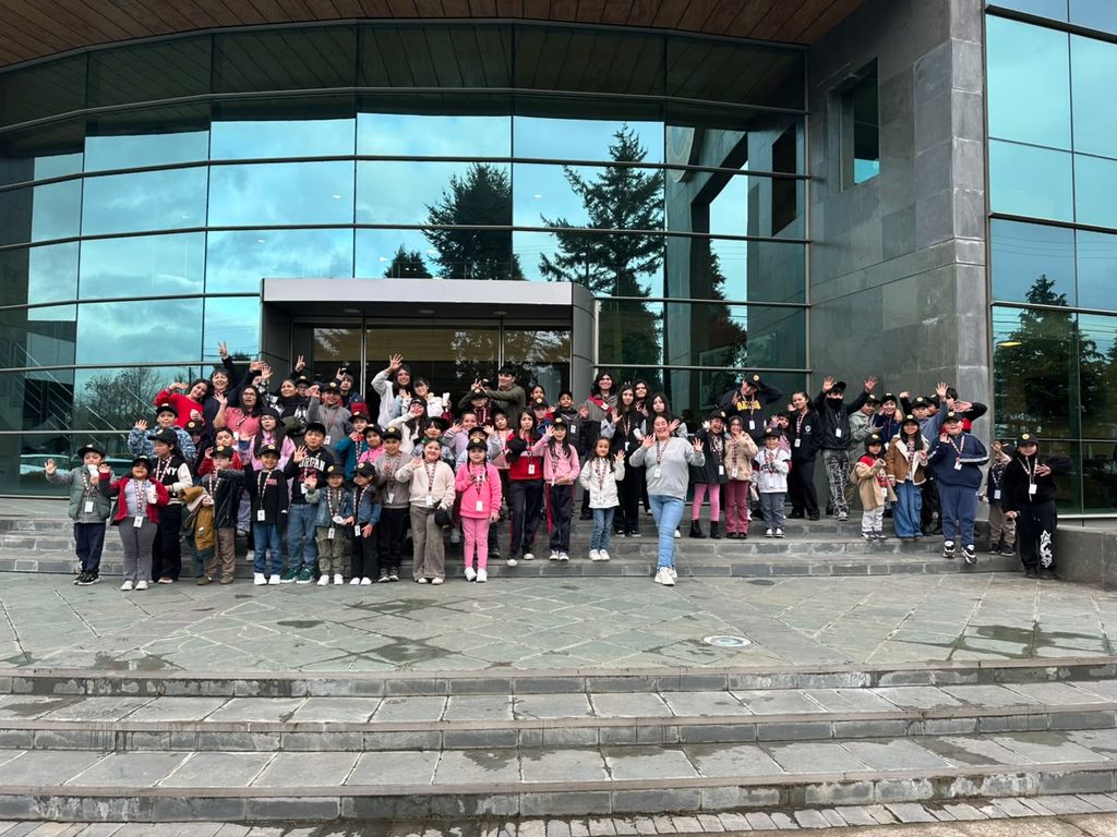 Colaboradores de Cecinas Llanquihue junto a sus familias en la jornada de exhibición automotriz de Chevrolet y Salfa Sur