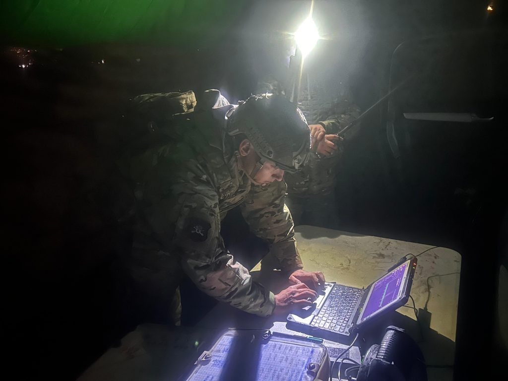 Oficiales del Ejército en un ejercicio táctico de campo para el Curso de Guerra Electrónica