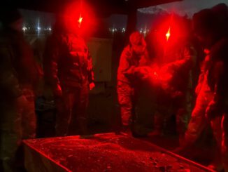Oficiales del Ejército en un ejercicio táctico de campo para el Curso de Guerra Electrónica