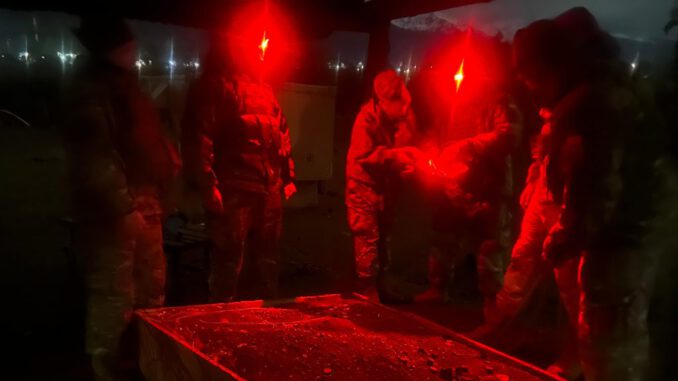 Oficiales del Ejército en un ejercicio táctico de campo para el Curso de Guerra Electrónica