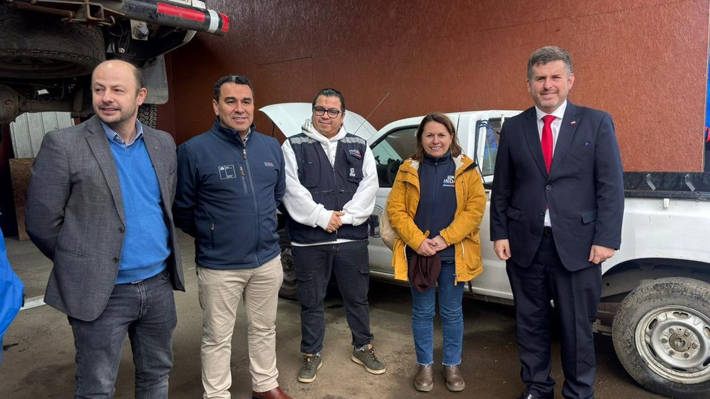 Autoridades del Ministerio de Agricultura supervisan la entrega de sacos de alimento concentrado para ganado en la provincia de Osorno.