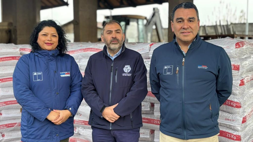 Autoridades del Ministerio de Agricultura supervisan la entrega de sacos de alimento concentrado para ganado en la provincia de Osorno.