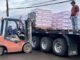 Autoridades del Ministerio de Agricultura supervisan la entrega de sacos de alimento concentrado para ganado en la provincia de Osorno.
