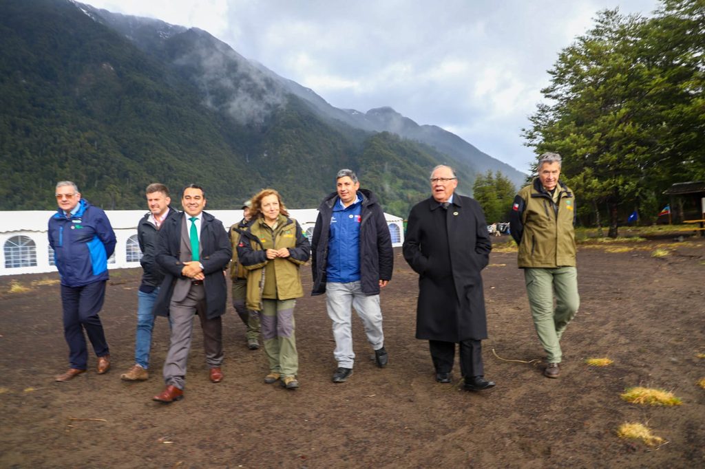 Vista panorámica del Parque Nacional Vicente Pérez Rosales durante su ceremonia de centenario en Chile.