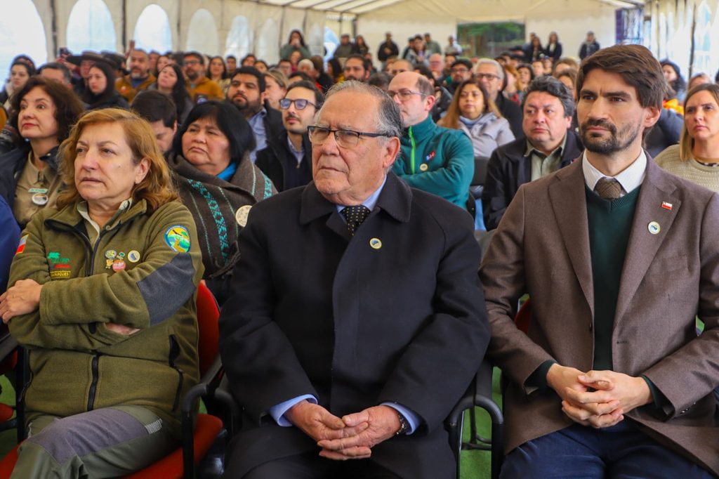 Vista panorámica del Parque Nacional Vicente Pérez Rosales durante su ceremonia de centenario en Chile.