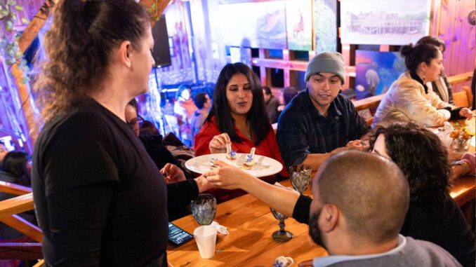 Evento Enjundias con experiencias gastronómicas y artísticas en Chilcón Restobar de Dalcahue