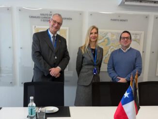 La embajadora de Alemania en Chile junto a representantes de Ventisqueros visitando la planta salmonera en Puerto Montt