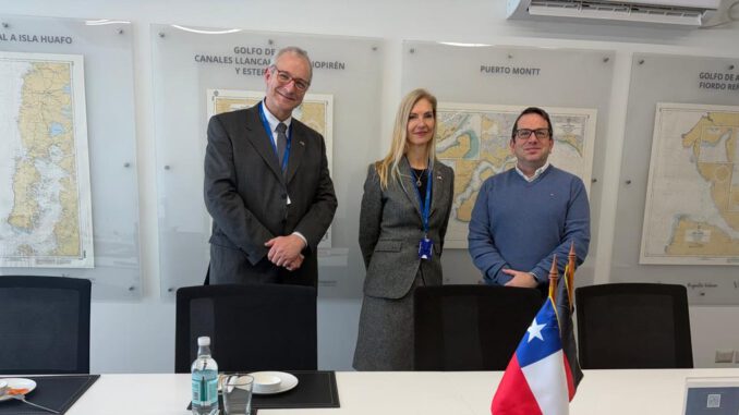 La embajadora de Alemania en Chile junto a representantes de Ventisqueros visitando la planta salmonera en Puerto Montt