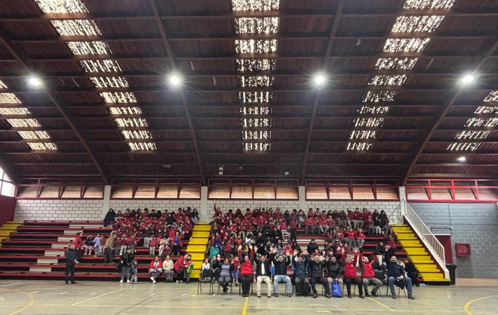Gimnasio de la Escuela Fundación Paul Harris renovado con nueva iluminación LED gracias al programa Barrios con Energía de Saesa