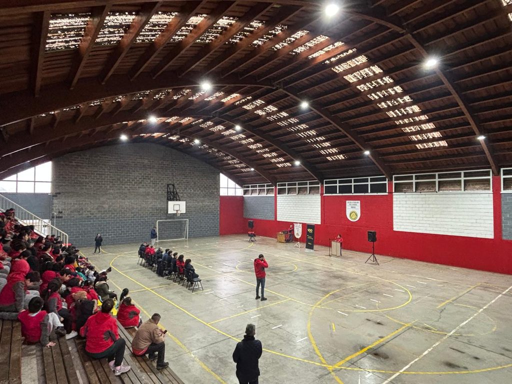 Gimnasio de la Escuela Fundación Paul Harris renovado con nueva iluminación LED gracias al programa Barrios con Energía de Saesa