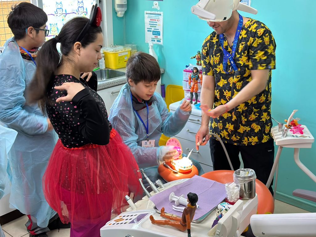 Estudiantes de escuela básica participando en actividades educativas sobre salud y servicios de emergencia en Frutillar