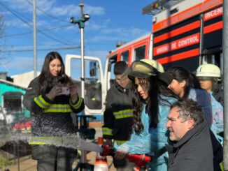 Estudiantes de escuela básica participando en actividades educativas sobre salud y servicios de emergencia en Frutillar