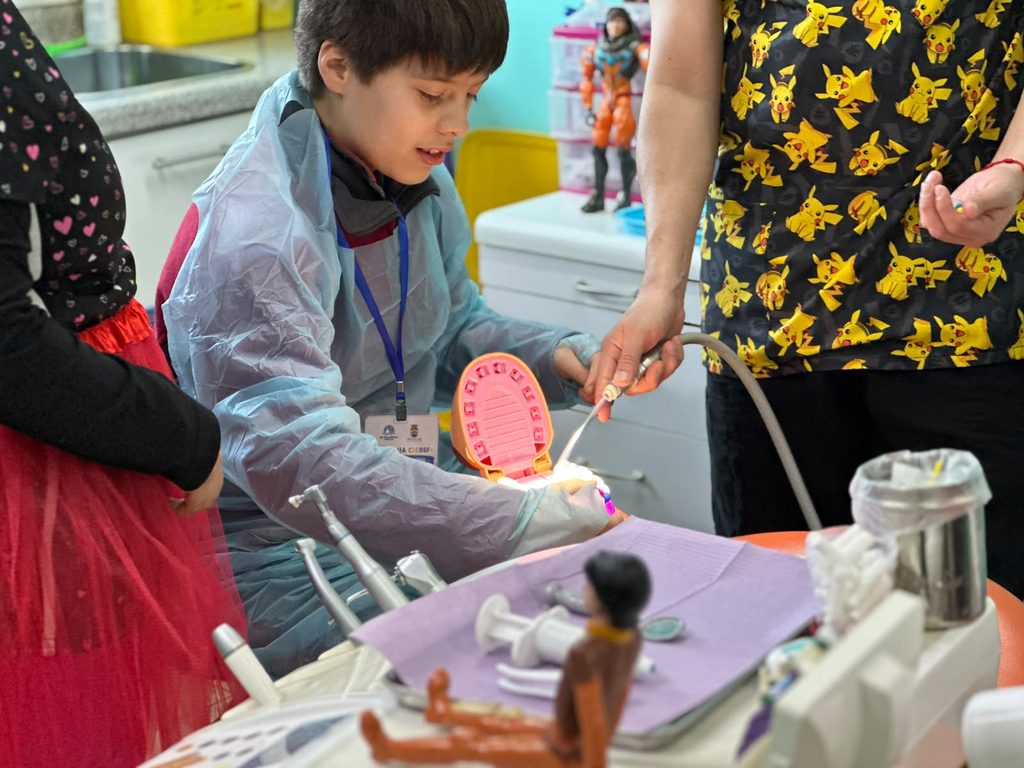 Estudiantes de escuela básica participando en actividades educativas sobre salud y servicios de emergencia en Frutillar