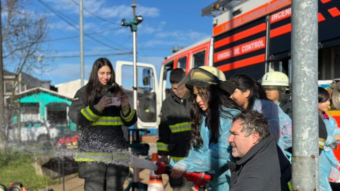 Estudiantes de escuela básica participando en actividades educativas sobre salud y servicios de emergencia en Frutillar