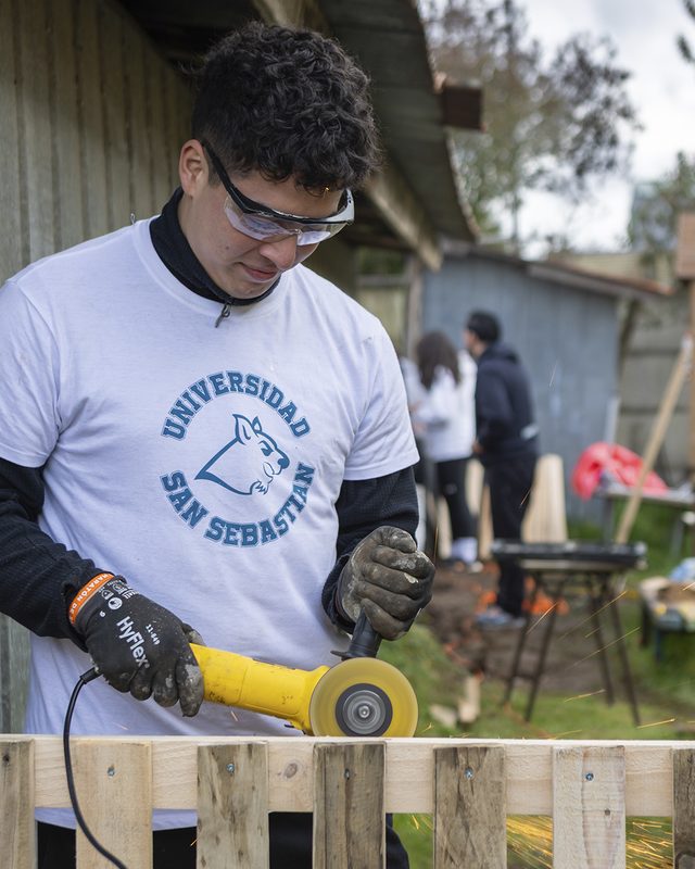 Estudiantes voluntarios de la Universidad San Sebastián realizando labores de infraestructura y apoyo social en Puerto Montt.