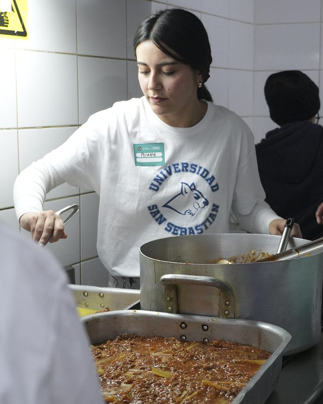 Estudiantes voluntarios de la Universidad San Sebastián realizando labores de infraestructura y apoyo social en Puerto Montt.