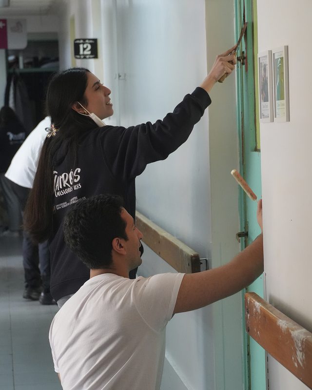 Estudiantes voluntarios de la Universidad San Sebastián realizando labores de infraestructura y apoyo social en Puerto Montt.