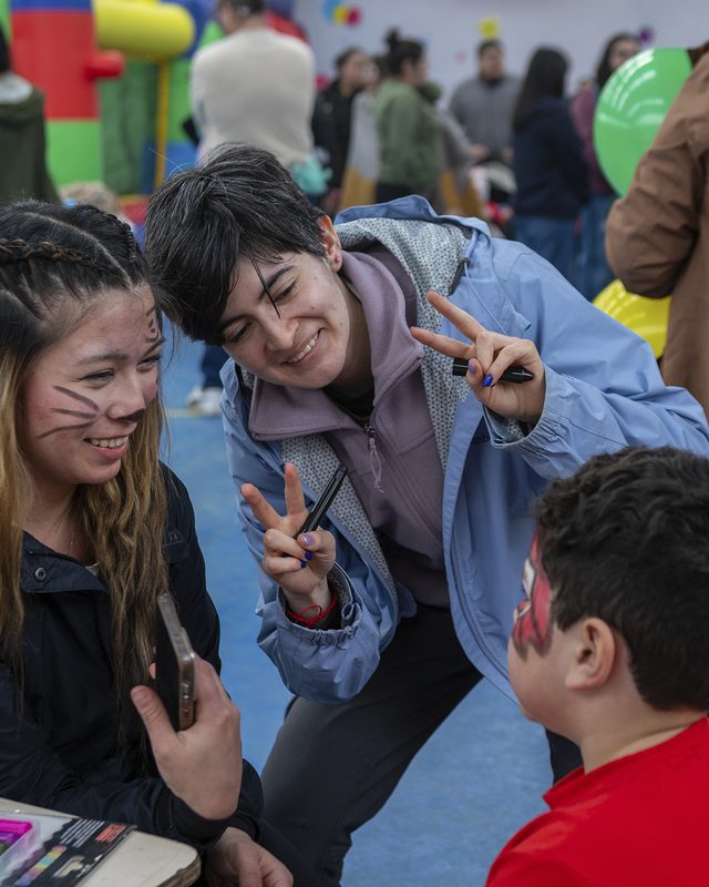 Estudiantes voluntarios de la Universidad San Sebastián realizando labores de infraestructura y apoyo social en Puerto Montt.