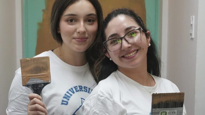 Estudiantes voluntarios de la Universidad San Sebastián realizando labores de infraestructura y apoyo social en Puerto Montt.