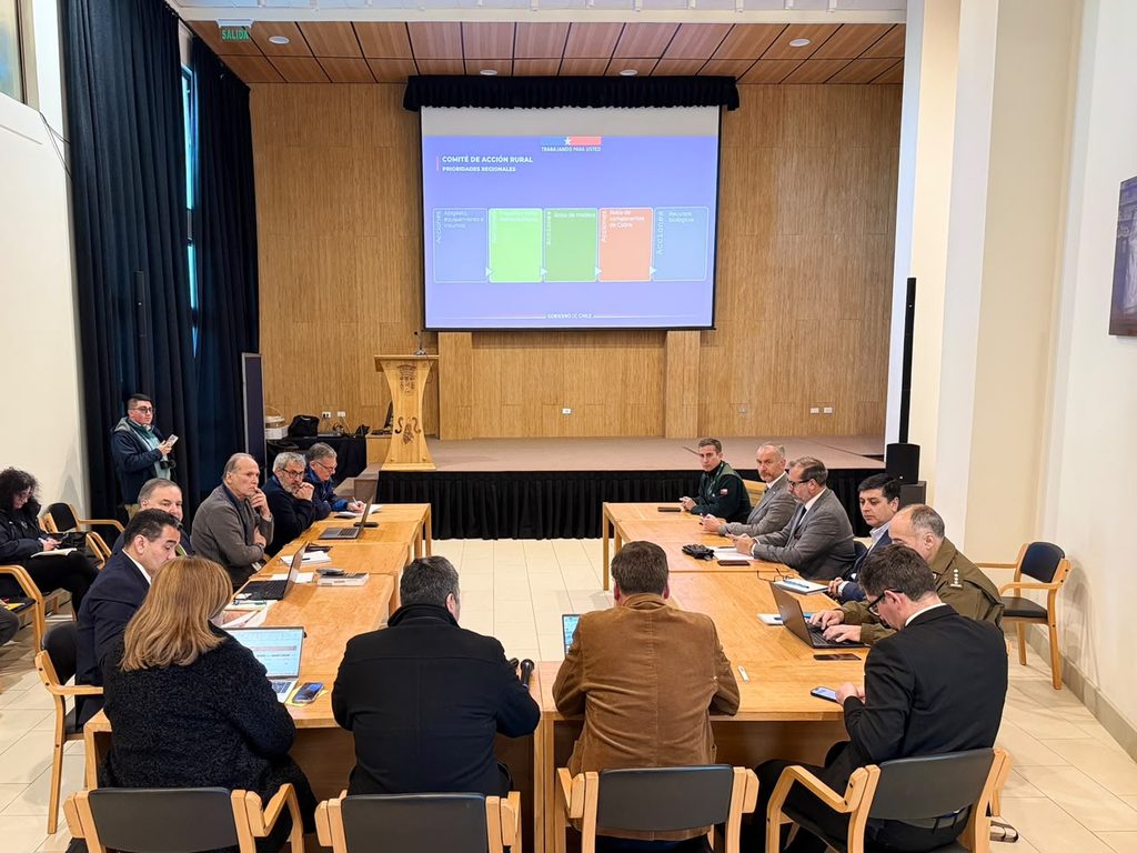 Autoridades reunidas en el Comité de Acción Rural de Frutillar para tratar seguridad en el campo