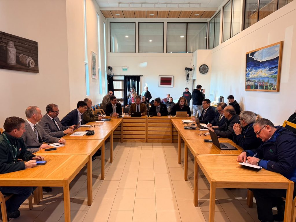 Autoridades reunidas en el Comité de Acción Rural de Frutillar para tratar seguridad en el campo