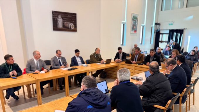 Autoridades reunidas en el Comité de Acción Rural de Frutillar para tratar seguridad en el campo