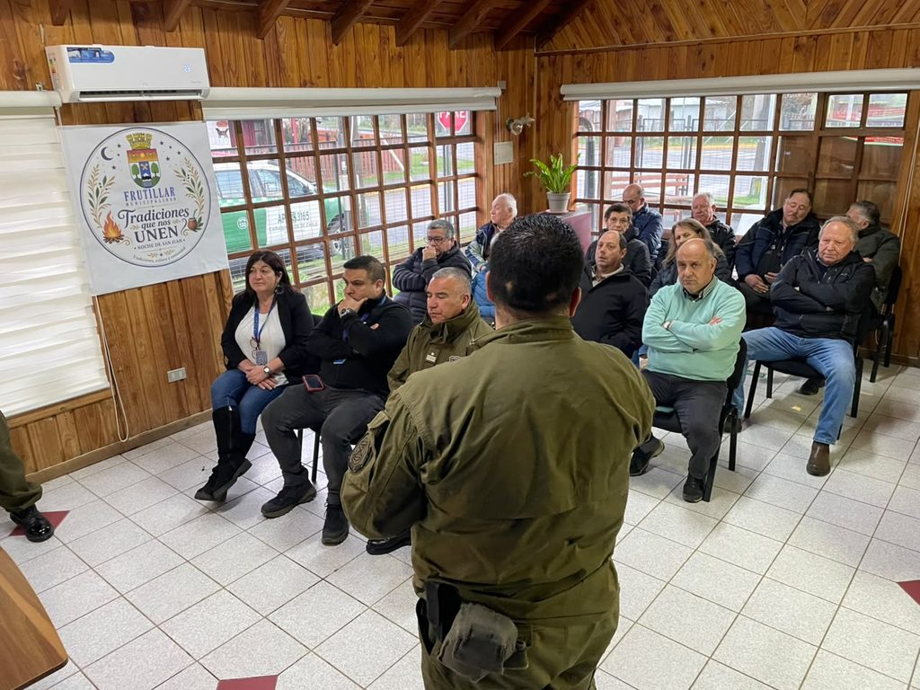 Autoridades y agricultores en jornada de seguridad rural para prevenir el abigeato en Frutillar