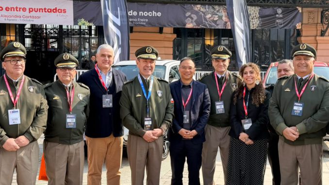 Ejecutivos de Gildemeister entregan llaves de camionetas JAC T8 Pro a autoridades de Bomberos de Chile en la feria FIBOM 2026.