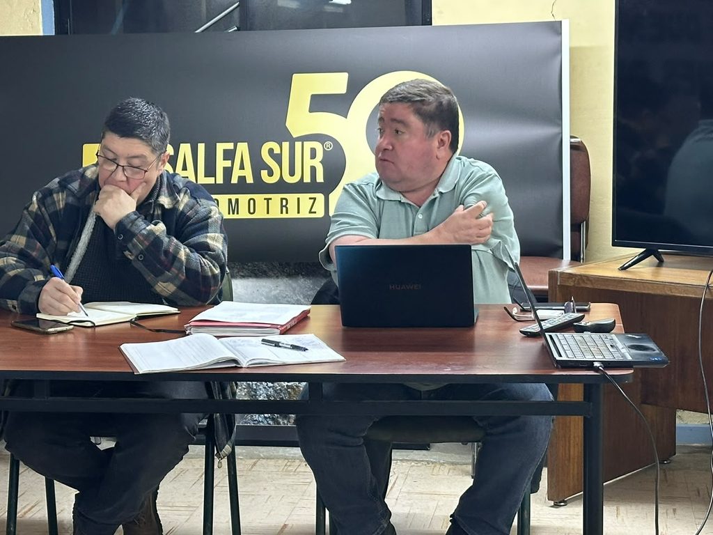 Representantes del gremio de camioneros de Osorno junto a modelos de camiones durante el Día del Camionero