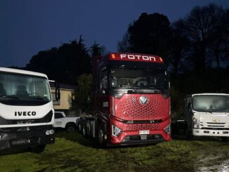 Representantes del gremio de camioneros de Osorno junto a modelos de camiones durante el Día del Camionero