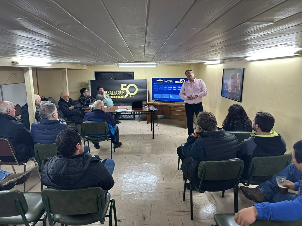 Representantes del gremio de camioneros de Osorno junto a modelos de camiones durante el Día del Camionero
