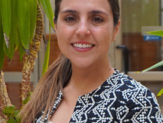 Personal de salud advirtiendo sobre medidas de prevención contra el hantavirus en zonas rurales