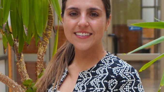 Personal de salud advirtiendo sobre medidas de prevención contra el hantavirus en zonas rurales