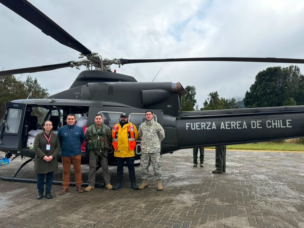 Helicóptero de la FACH transportando alimento para ganado a familias de Cochamó