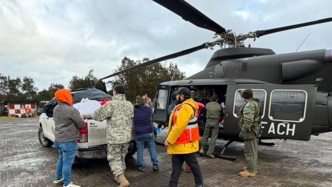 Helicóptero de la FACH transportando alimento para ganado a familias de Cochamó