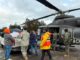 Helicóptero de la FACH transportando alimento para ganado a familias de Cochamó