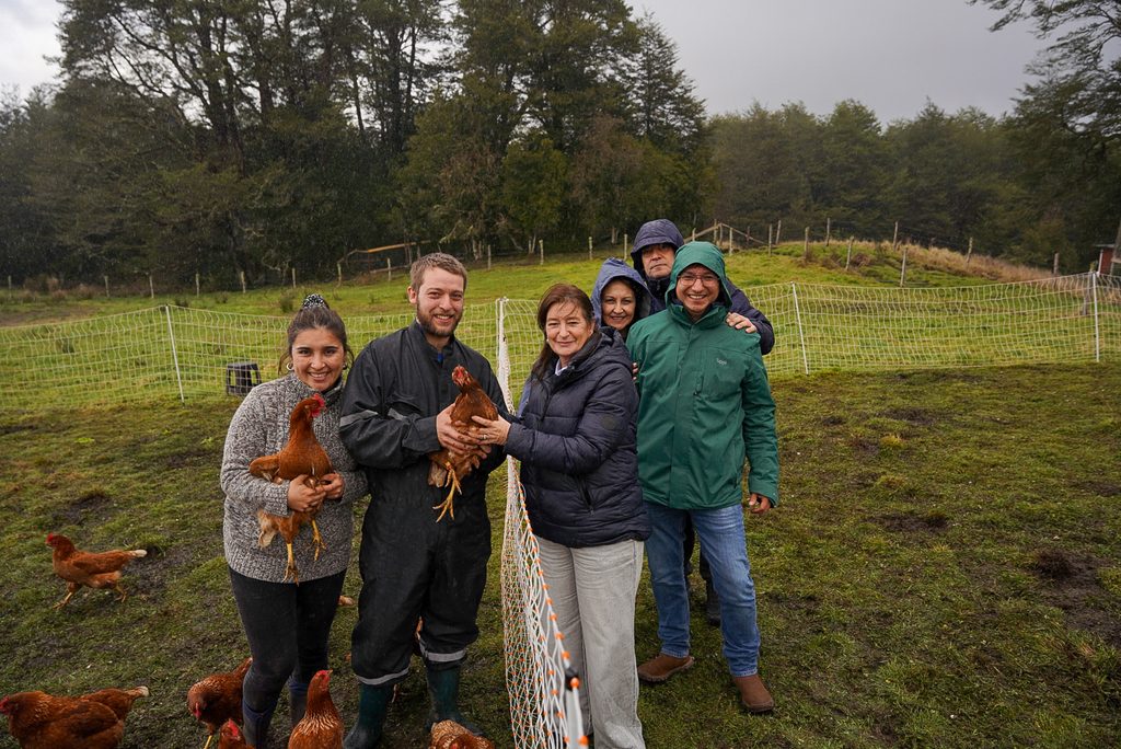 Subdirectora nacional de INDAP visitando emprendimientos agrícolas de jóvenes en Ancud