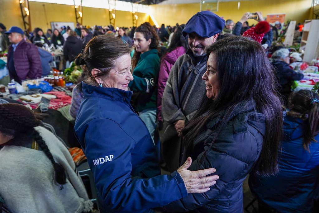 Subdirectora nacional de INDAP visitando emprendimientos agrícolas de jóvenes en Ancud