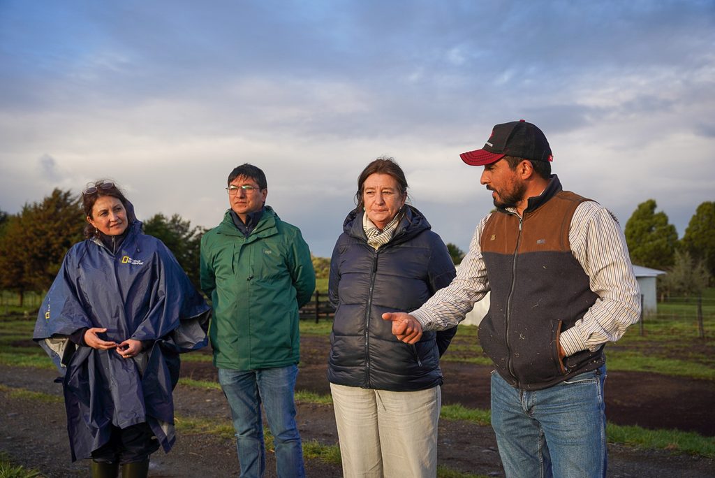 Subdirectora nacional de INDAP visitando emprendimientos agrícolas de jóvenes en Ancud