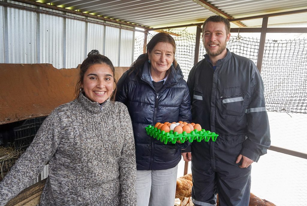 Subdirectora nacional de INDAP visitando emprendimientos agrícolas de jóvenes en Ancud