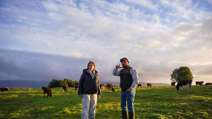 Subdirectora nacional de INDAP visitando emprendimientos agrícolas de jóvenes en Ancud