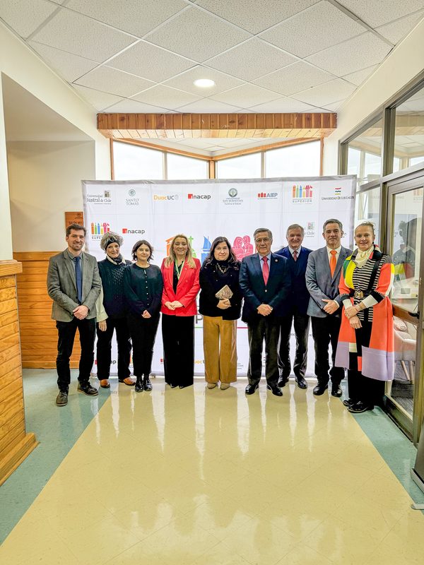 Reunión entre representantes de universidades y la Seremi de Ciencia en Puerto Montt para discutir la agenda 2026-2030