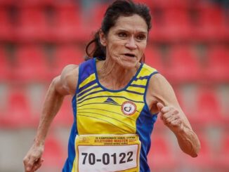 Sara Montecinos celebrando su victoria en el Mundial de Atletismo Máster tras ganar los 200 metros.