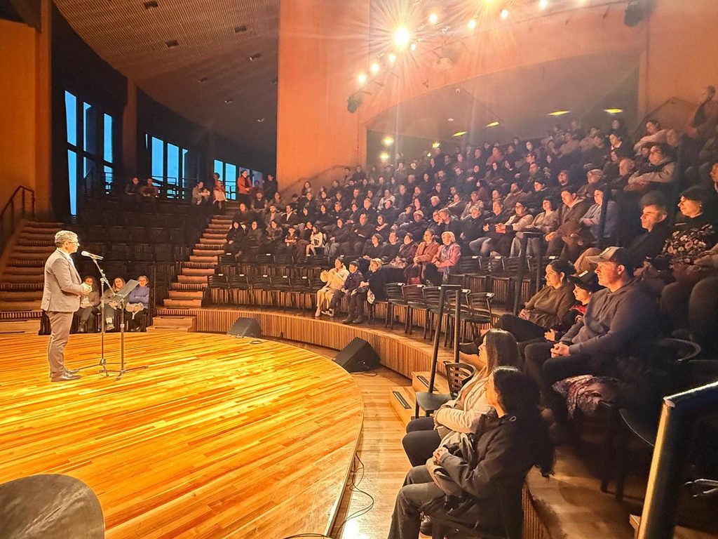 Estudiantes y músicos de la Casa Municipal de la Música durante su presentación en el Teatro del Lago de Frutillar.